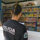 Una agent de la policia inspeccionant un lloc de venda de petards.