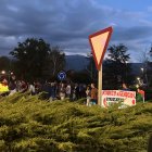 Manifestants a la rotonda de la Seu.