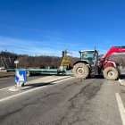 Un dels tractors tallant la carretera a Ur.