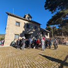 Diverses persones es preparen per la visita al Camí hidroelèctric que organitza FEDA Cultura