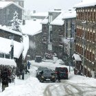 Vehicles als carrers d’Arinsal dissabte.