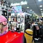 La treballadora d’una botiga del Pas de la Casa sense clients, ahir.