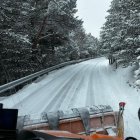 Una màquina llevaneu treballant a la Massana.