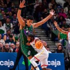 Shannon Evans controla la pilota davant l’extricolor Tyson Pérez, d’Unicaja.