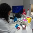 Una infermera al Laboratori Clínic de l'hospital.