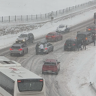 Imatge de cotxes aturats per posar cadenes a Incles.
