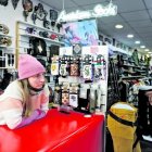 Una treballadora en una botiga del Pas de la Casa sense clients.