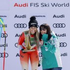 L’esquiadora suïssa rebent el premi com a vencedora de la ministra d’Esports, Mònica Bonell.