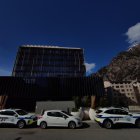 Dos cotxes de la policia estacionats davant l'edifici de la Batllia.