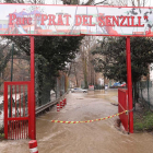 El parc i l'aparcament del Prat del Senzill, a Sant Julià, ha quedat inundat per l'augment del cabal del riu