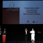 La premiada Naomi Kawase recollint el guardó