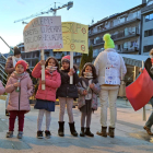 Un grup de nens espera que s'iniciï la protesta contra l'obligació de presentar el passaport Covid.