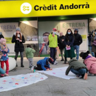 Una cinquantena de persones es concentren contra la vacunació als infants