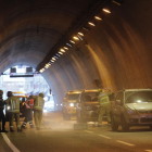 Els bombers netejant el túnel després del sinistre