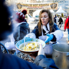 La plaça de la Germandat es va omplir de ciutadans que volien degustar l'àpat.