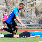 Un moment del partit a l'Estadi Joan Samarra, ahir.