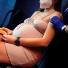 Es recomana la vacunació de dones embarassades, per protegir el nounat.