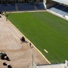 Instal·lació de la gespa natural a l’Estadi Nacional.