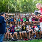 Xavier Espot i mossèn Ramon de Canillo en un moment de la trobada amb els joves d’AINA.