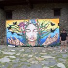 Un quadre fet amb graffiti de l'Ordino Jardins d'art, juntament amb el seu creador, David Segura