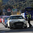 Cua de vehicles a la frontera del riu Runer per entrar a Andorra.