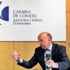 La radiografia econòmica de la Cambra de Comerç de l’any 2023 permet diverses lectures, però totes sota el mateix paraigua: el retorn a la normalitat. Les dades de l’organisme que encapçala Josep Maria Mas giren entorn d’una estabilització de l’activitat econòmica en comparació al 2021 i el 2022 i la consegüent explosió després de la frenada en sec que va suposar la pandèmia de la covid-19. La línia d’Andorra no és dissonant a la de les altres economies del voltant i, de fet, creix per sobre de la zona euro.

“El 2023 va ser un any de creixement econòmic moderat en l’àmbit mundial, però l’economia andorrana va continuar mostrant una evolució positiva, amb un creixement del PIB real de l’1,4% l’any 2023”, va comentar el president de la Cambra de Comerç, Josep Maria Mas. Un ritme d’expansió que va ser inferior al d’Espanya –amb un 2,5%–, però superior al de França –amb un 1,1%– i al del conjunt de la zona euro –amb un 0,5%. 

Com Mas, el cap de Govern, Xavier Espot, també comparteix aquesta visió positiva. “L’economia va bé. Estem creixent per damunt de la zona euro, tenim una situació pressupostària envejable amb un endeutament molt baix”, va indicar el mandatari demòcrata. Espot va prendre la paraula després de l’exposició de Mas i va allargar la mà a la cambra davant “els reptes compartits” i “els interessos entrellaçats” amb l’administració. 

En aquest sentit, els principals motors de l’economia reboten sobre dos dels sectors tradicionals al país: la construcció i el turisme. “La construcció va ser el sector més dinàmic, amb un ritme d’activitat que es va mantenir molt elevat”, va apuntar Mas, que també va incidir que el bon comportament del sector serveis el van impulsar les activitats financeres, professionals, immobiliàries i tècniques, com també –i sobretot– les vinculades al turisme i l’hostaleria. No obstant això, aquests últims van tenir el creixement més modest. Pel que fa al sector financer, l’evolució va ser molt favorable. La banca andorrana va tancar l’exercici amb un augment dels beneficis agregats del 43,7%.