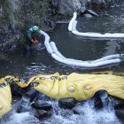 Un treballador d'una empresa de neteja de l'hidrocarbur avui al pont de la Tosca