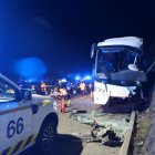 El bus destrossat després de xocar contra la pedra en la ruta del Pas a Portè