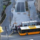 Persones esperant el bus.