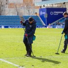 Operaris tractant la gespa de l’Estadi Nacional al duel de diumenge passat davant del Lugo.