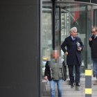 Un dels processats sortint de la seu de la Justícia, on va coincidir amb els Cierco, ahir.