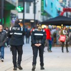 Dos agents patrullant per Meritxell.