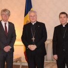 L'ambaixador francès, Jean-Claude Tribolet, amb el copríncep episcopal, Joan-Enric Vives i el bisbe coadjutor, Josep Lluís Serrano al Palau Episcopal.