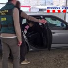 L’home detingut pels cossos de seguretat.