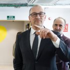 Pol i Fraissinet en l’obertura del centre de dia de la Creu Roja, ahir.