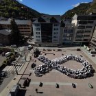 Llaç humà gegant contra el càncer a la plaça de la Germandat de Sant Julià.