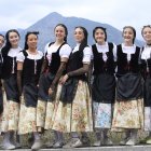 Pubilles durant la festivitat de Sant Miquel d'Engolasters.