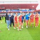 Jugadors, tècnics i afició celebren la important victòria d’ahir.