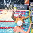 El nedador andorrà a la piscina dels Serradells, celebrant l’or als 400 metres lliures.