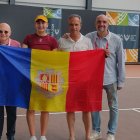 Vicky Jiménez celebrant la victòria amb la bandera.