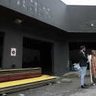 Els cònsols de Sant Julià de Lòria i la ministra d’Habitatge, a l’espai on es faran els pisos.