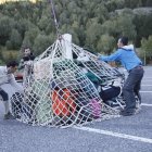 Caçadors carregant material per a una Setmana de l’isard.