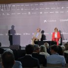 Un moment de la taula rodona que portava per títol 'L’empresa davant del nou ordre mundial', amb la rectora de la UOC Àngels Fitó i l'economista Miquel Puig.