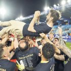 Els jugadors es van atrevir a mantejar el màxim accionista del club, Gerard Piqué, ahir a El Toralín.
