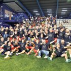 Jugadors, equip tècnic i directius celebren l’anhelat ascens al camp del Ponferradina després de la vital victòria.