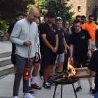 Els monitors de la casa de colònies AINA han encès un petit foc simbòlic davant les autoritats del comú d'Encamp i del síndic general, Carles Ensenyat.