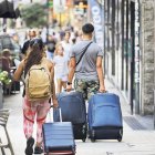 Una parella de turistes amb maletes.