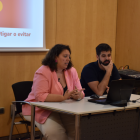 La presidenta del Fòrum nacional de la joventut, Lisa Cruz, acompanyada de companys del Fòrum, durant la presentació de l'estudi sobre l'acord d'associació amb la UE.