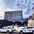 Dos vehicles policials davant de la Batllia.