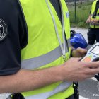 Un agent de la policia efectuant un control